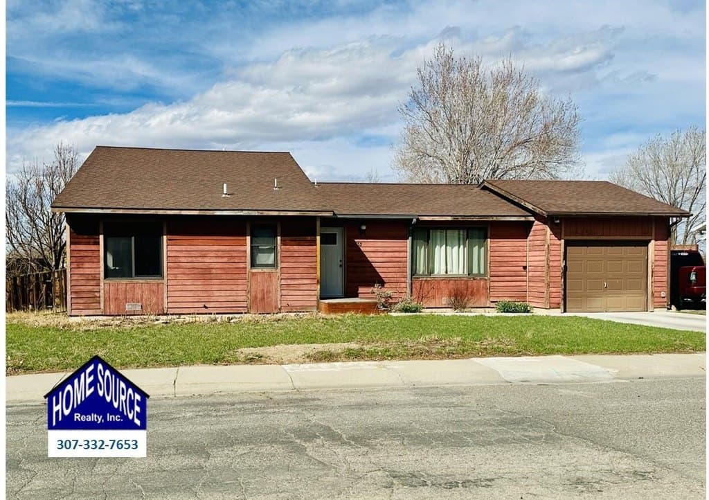 4 bedroom house for sale at 333 Bellvue Ave Lander 82520 - $395,000