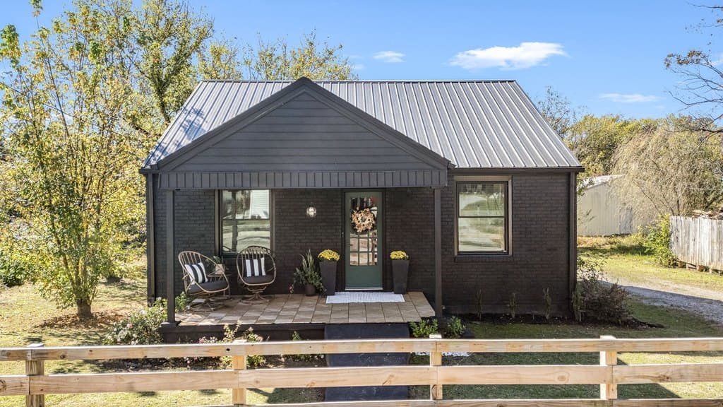 3 bedroom house for sale at 53 Re Davenport Ave Auburntown - $279,900