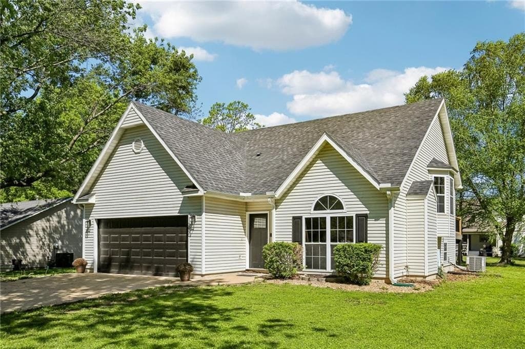 3 bedroom house for sale at 204 E 8th St Adrian - $338,000