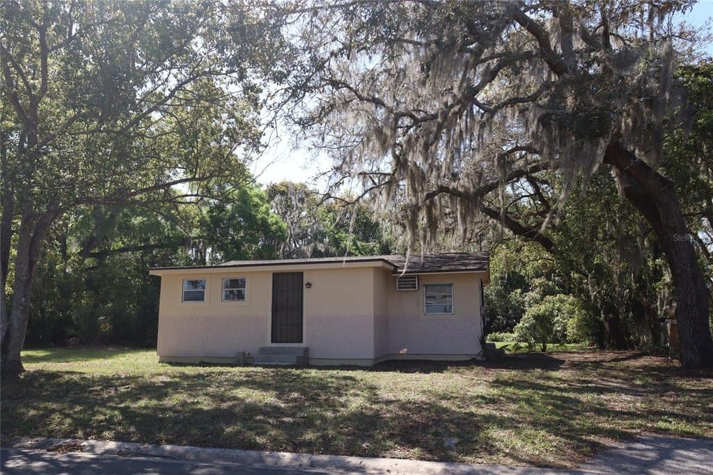 1 bedroom house for sale at 2024 Dixie Ave Eustis 32726 - $185,000