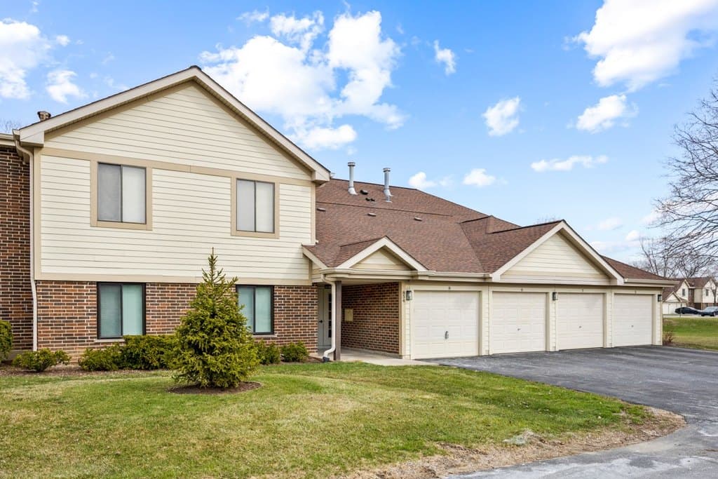 3 bedroom condo for sale at 854 E Carriage Ln Unit 8 Palatine 60074 - $249,900