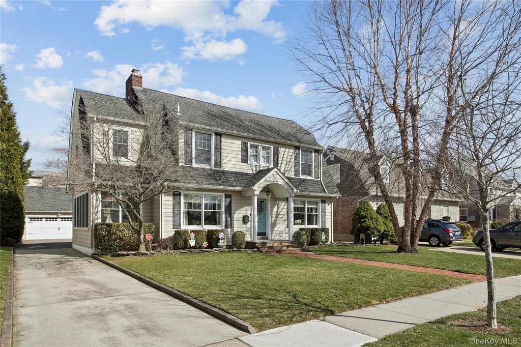 4 bedroom house for sale at 103 Garden St Garden City 11530 - $1,975,000