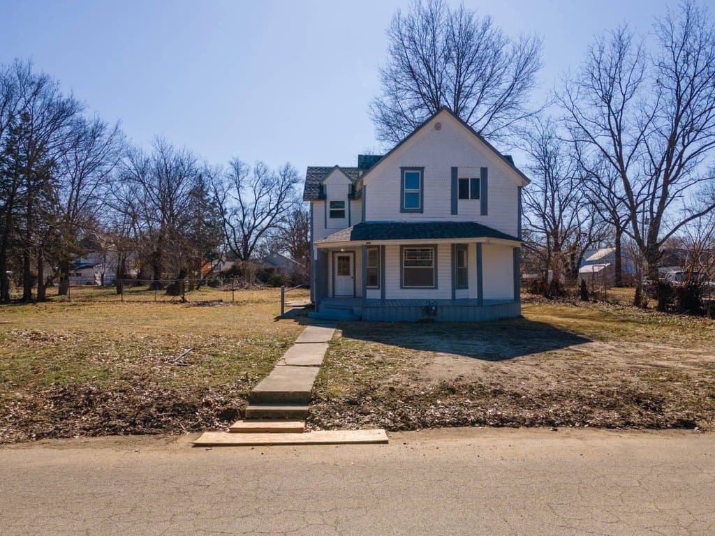 4 bedroom house for sale at 108 E Orange Ave Caney - $120,000