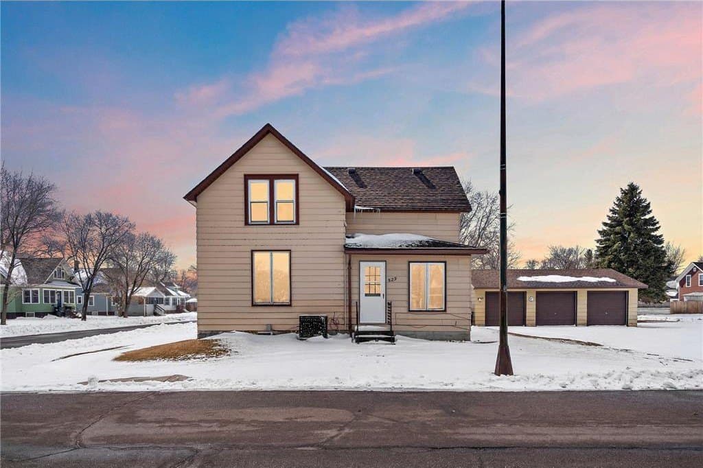4 bedroom house for sale at 529 Division St Brownton - $150,000