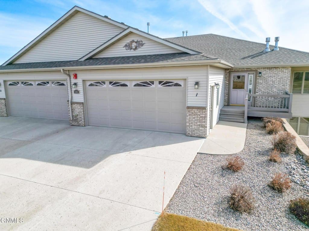 3 bedroom condo for sale at 1501 N 35th St Unit 1 Bismarck - $410,000