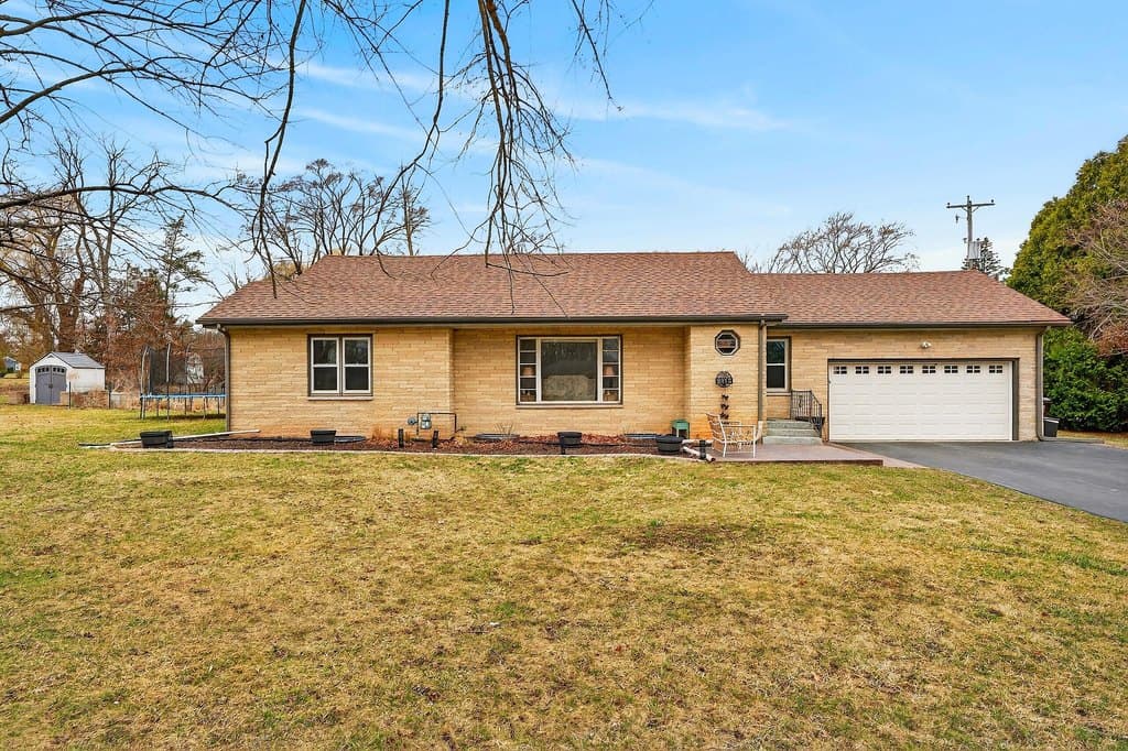 3 bedroom house for sale at 2315 S Lombardy Ln New Berlin 53151 - $389,900