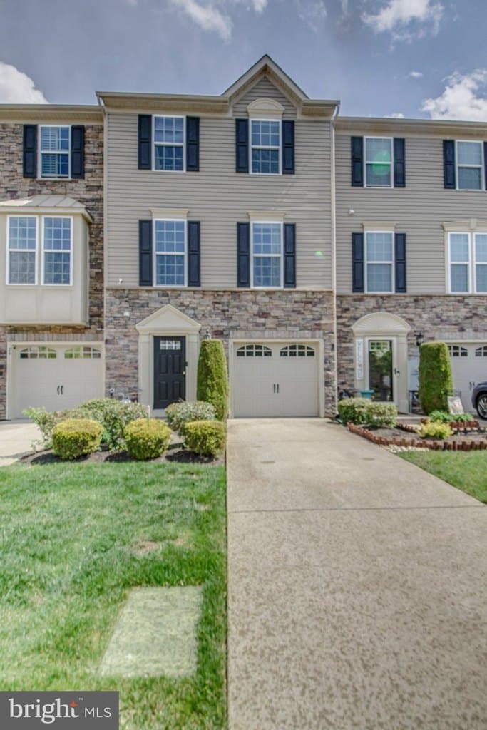 3 bedroom townhouse for sale at 31 Village Green Ln Sicklerville 08081 - $350,000