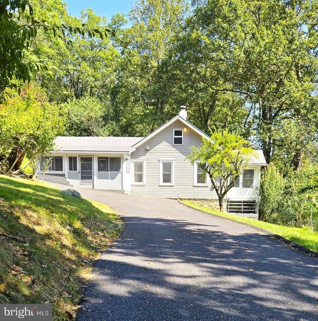 3 bedroom house for sale at 15215 Charmian Rd Blue Ridge Summit - $329,900