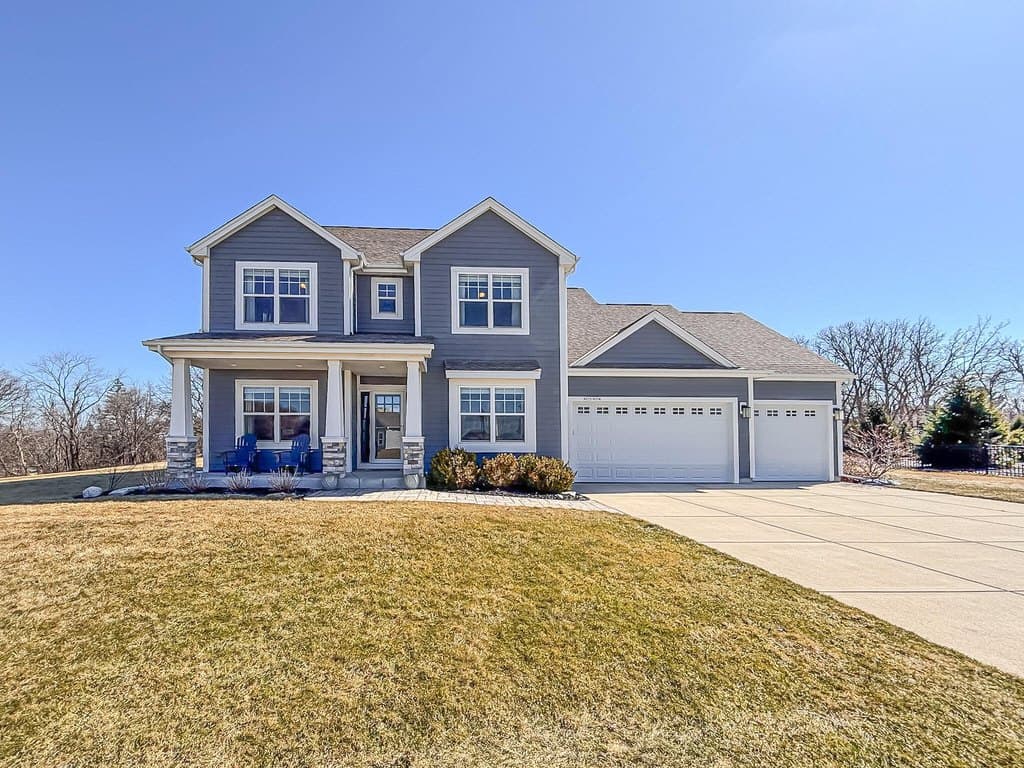 4 bedroom house for sale at W275N358 Arrowhead Trl Waukesha 53188 - $899,900