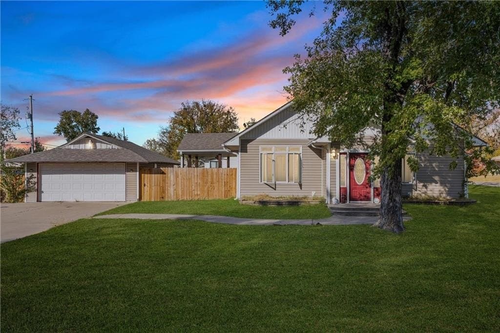 4 bedroom house for sale at 401 N Vine St Caney - $255,000