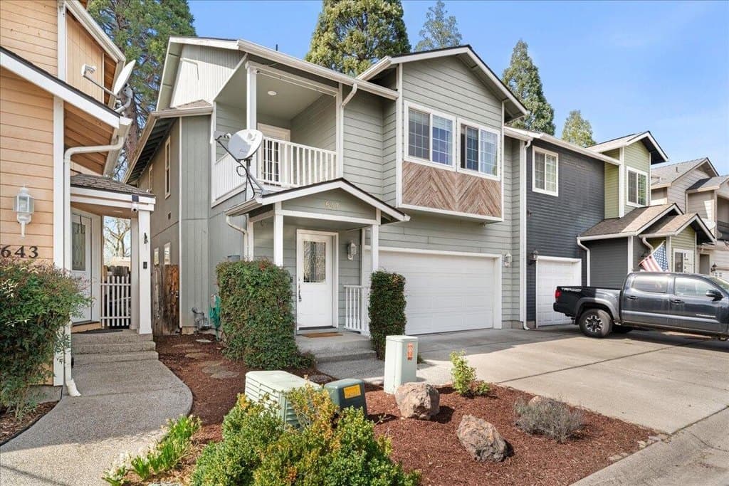 3 bedroom house for sale at 647 Shadow Way Central Point - $362,000