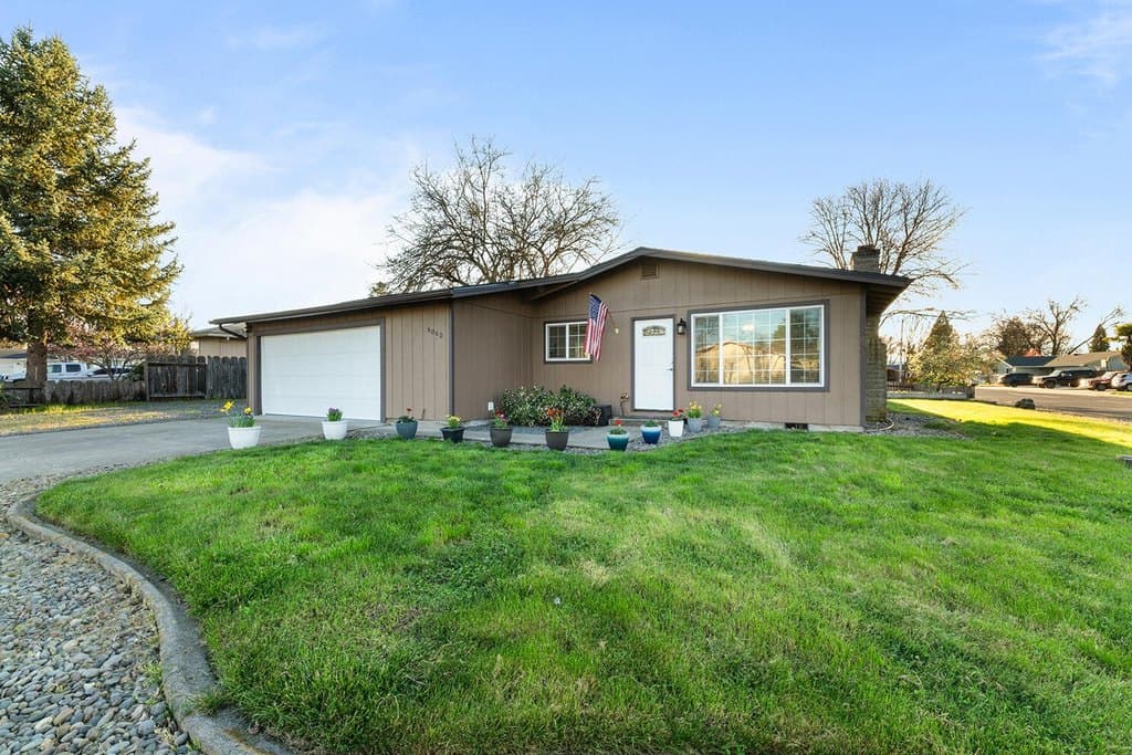 2 bedroom house for sale at 4065 Crestwood Cir Central Point - $369,500
