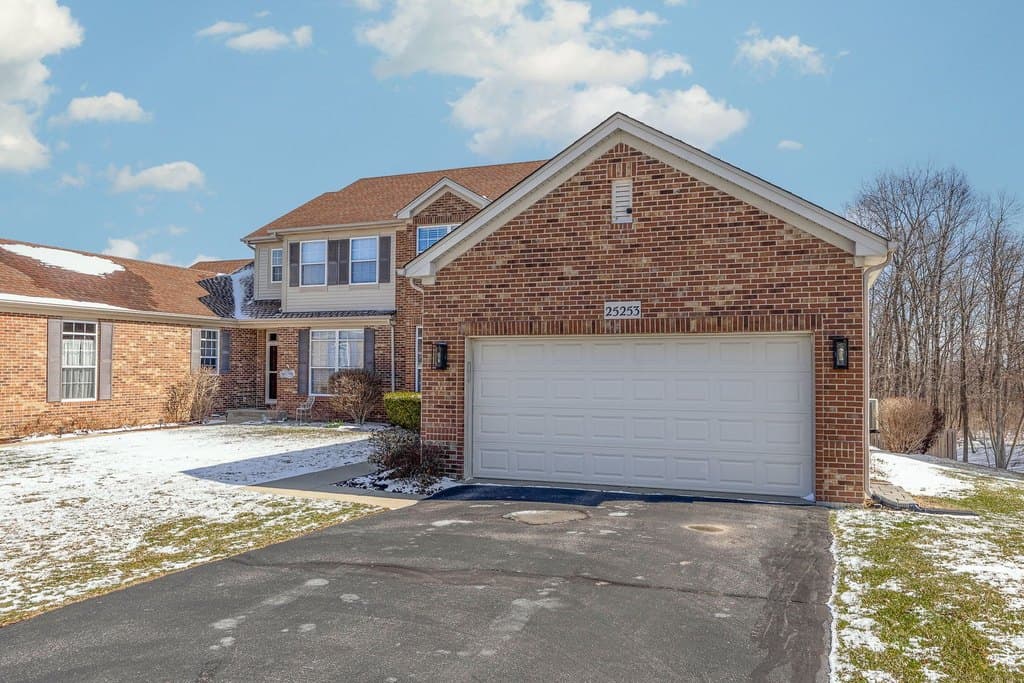 3 bedroom townhouse for sale at 25253 Forest Edge Dr Channahon - $330,000