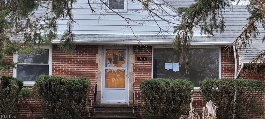 3 bedroom house for sale at 1807 Skyline Dr Richmond Heights 44143 - $160,000