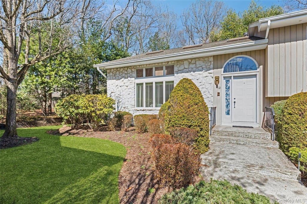 3 bedroom condo for sale at 12 Stone Gate Ct Smithtown 11787 - $729,990