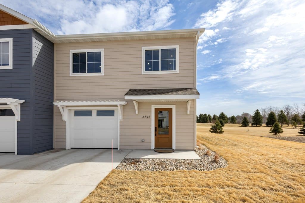 3 bedroom townhouse for sale at 2505 Oak Branch Ave Brookings 57006 - $249,900