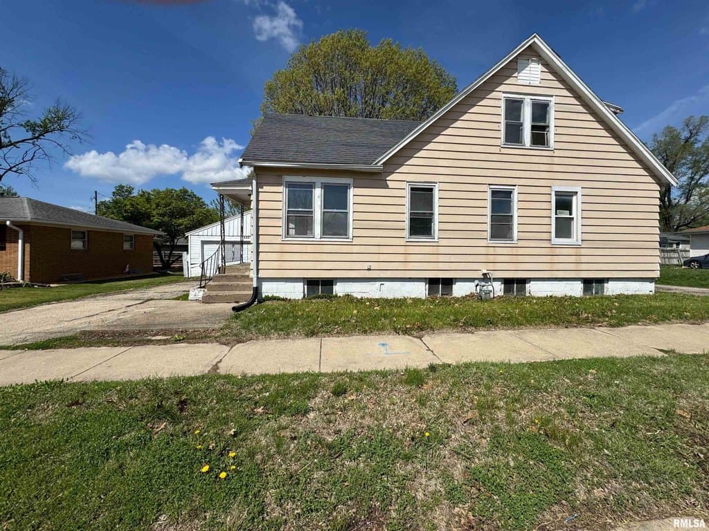 4 bedroom house for sale at 3223 N Wisconsin Ave Peoria 61603 - $44,900