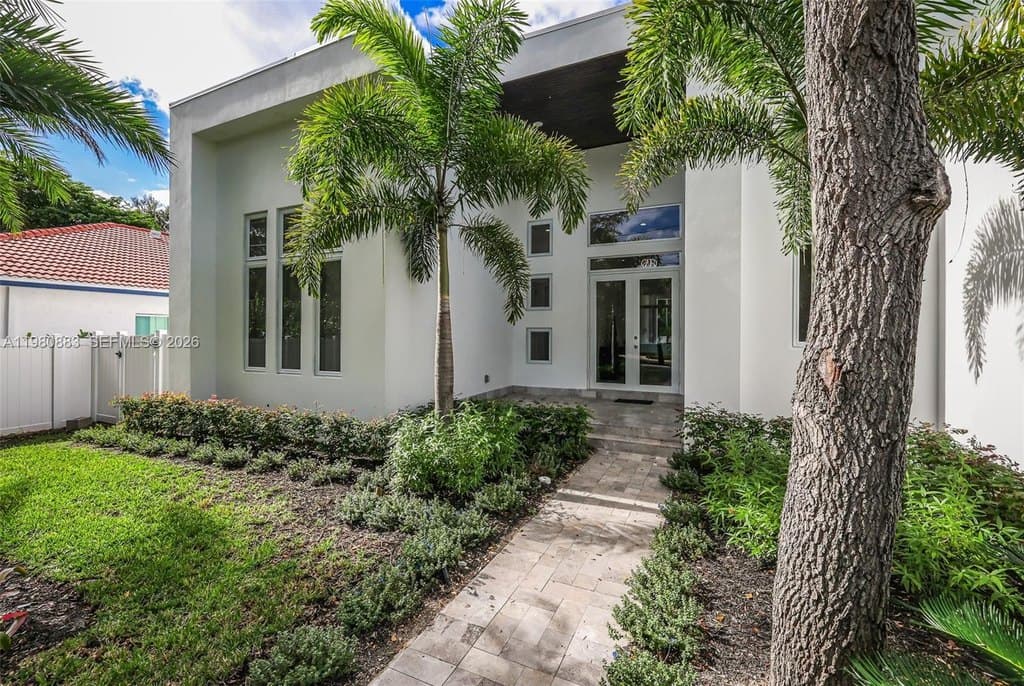 4 bedroom house for sale at 11780 NE 8th Ave Biscayne Park - $2,950,000