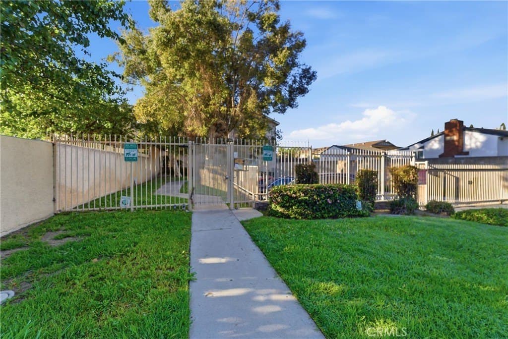 2 bedroom condo for sale at 9200 Palm St Apt 6 Bellflower - $499,000