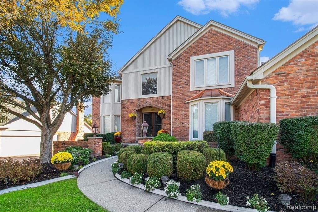5 bedroom house for sale at 1941 Mapleridge Rd Rochester Hills 48309 - $799,900