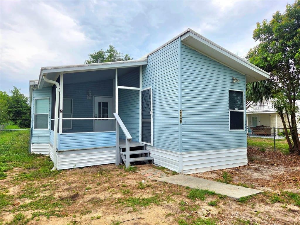 6 bedroom multi-family for sale at 2253 and 2249 Golfview St Lakeland - $325,000