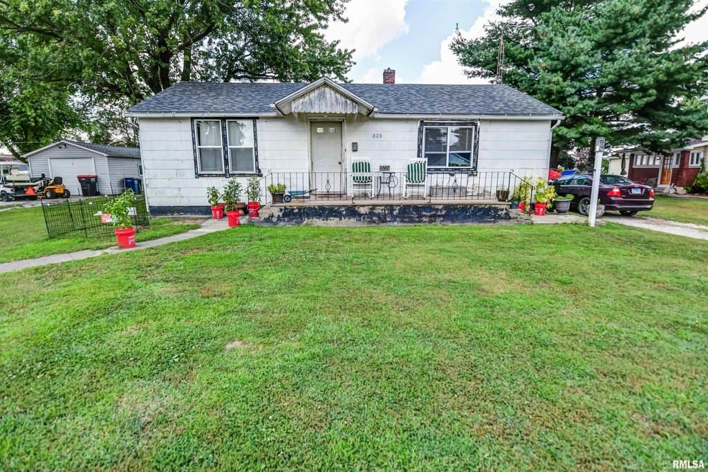 2 bedroom house for sale at 325 N Poplar St Assumption - $75,000