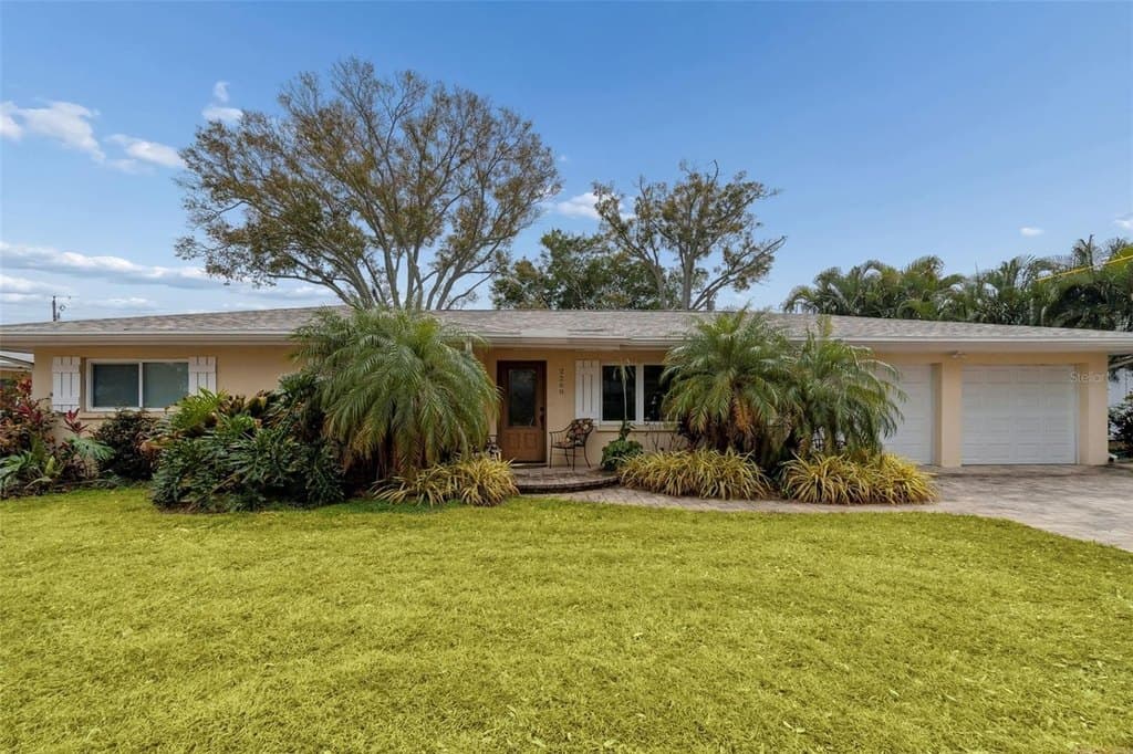 4 bedroom house for sale at 2268 Indian Ave N Belleair Bluffs - $625,000
