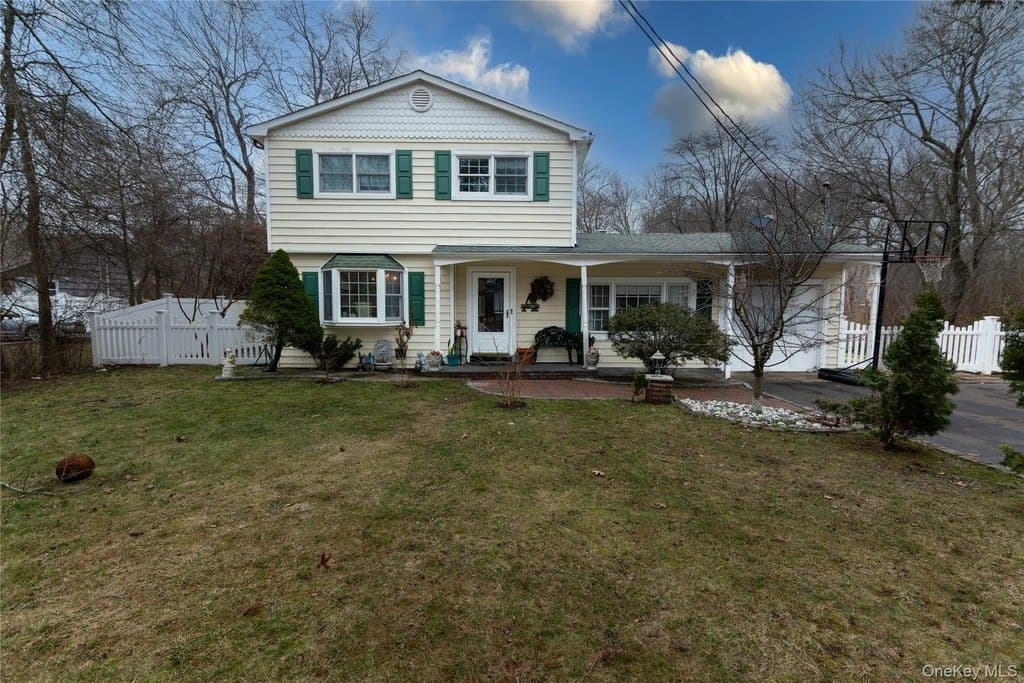 5 bedroom house for sale at 89 Sportsmen St Unit 4103 Central Islip - $689,900