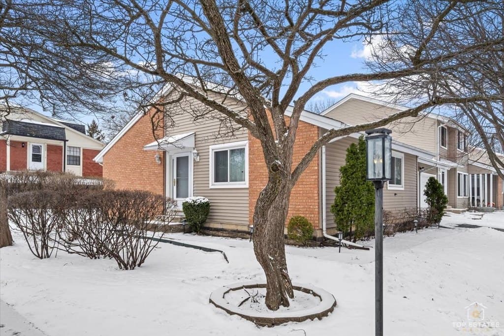 3 bedroom townhouse for sale at 1375 N Whispering Springs Cir Palatine 60074 - $280,000