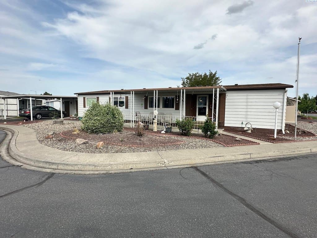3 bedroom mobile home for sale at 7901 W Clearwater Ave Unit 168 Kennewick - $89,000