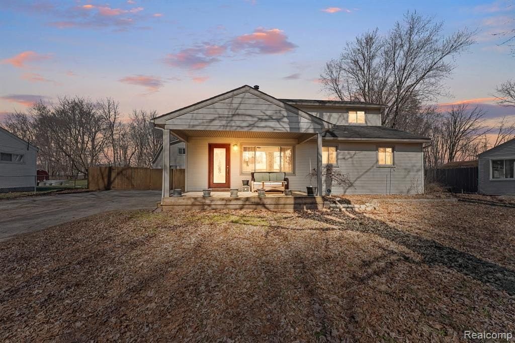 4 bedroom house for sale at 45208 Paris Dr Belleville - $295,000