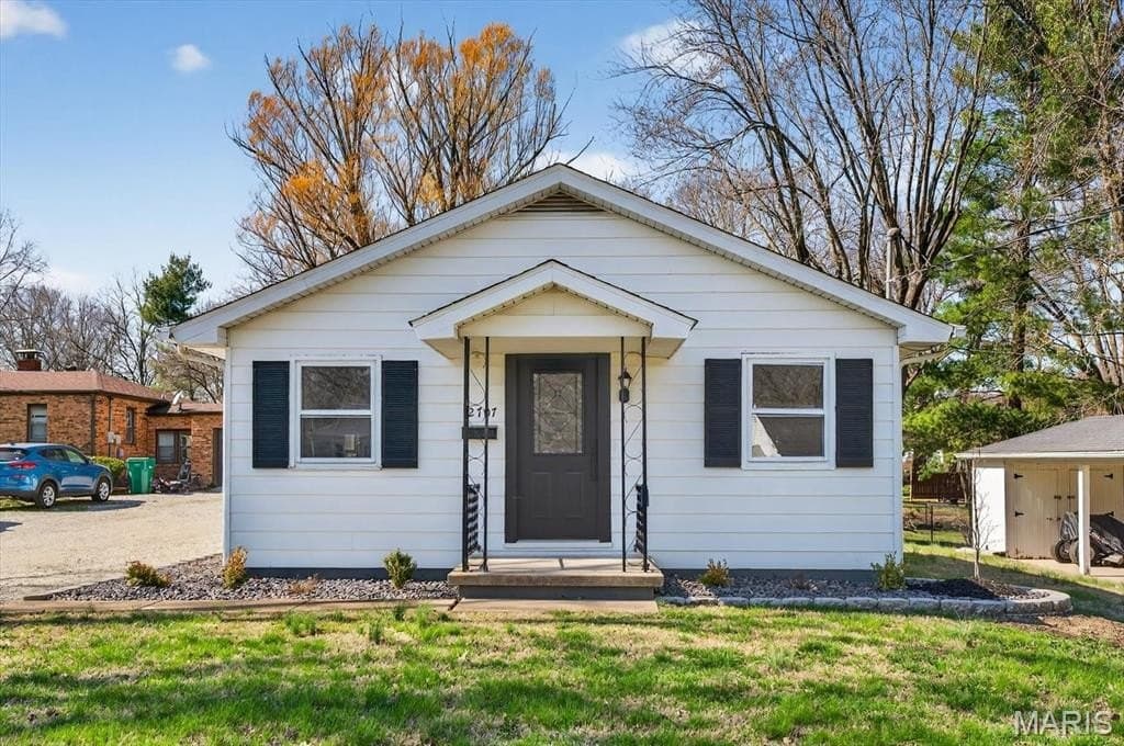 2 bedroom house for sale at 2707 E Main St Belleville - $224,900