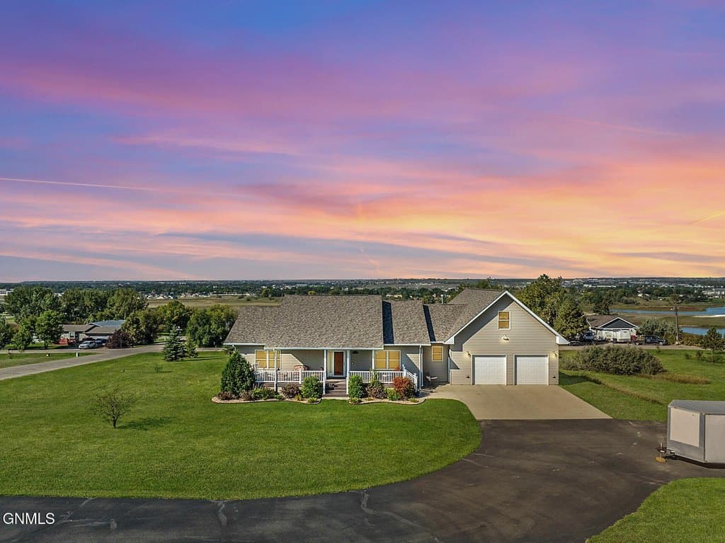 5 bedroom house for sale at 13415 Kings View Ln Williston 58801 - $924,000