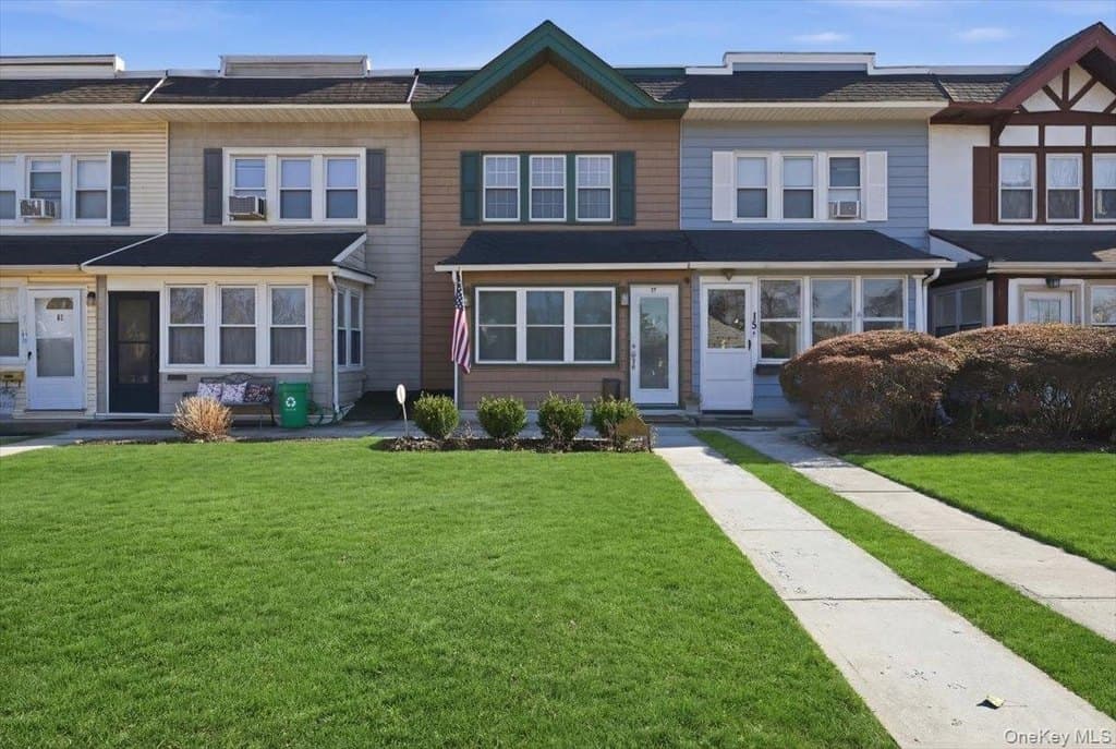 3 bedroom house for sale at 17 Meadow St Garden City 11530 - $799,999