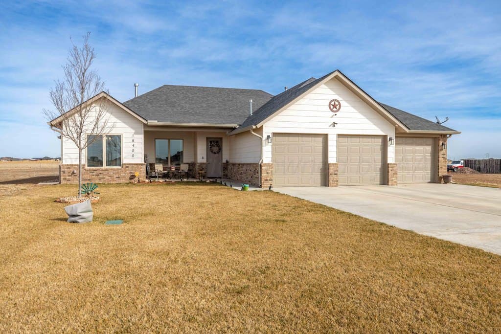 4 bedroom house for sale at 18400 Mid Country Blvd Bushland - $455,000