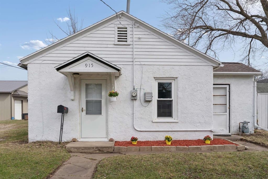 1 bedroom house for sale at 915 Evergreen Ave Waterloo 50701 - $78,500
