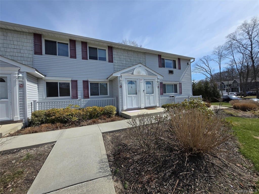 2 bedroom coop for sale at 215 Terry Rd Apt 9A Smithtown 11787 - $399,999
