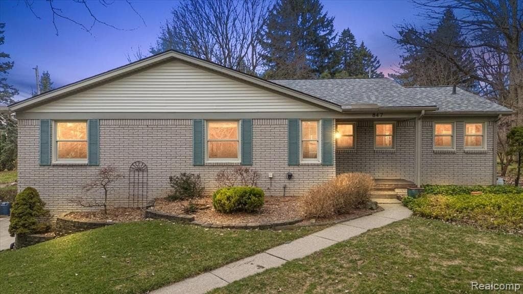3 bedroom house for sale at 847 Leinster Rd Rochester Hills 48309 - $485,000