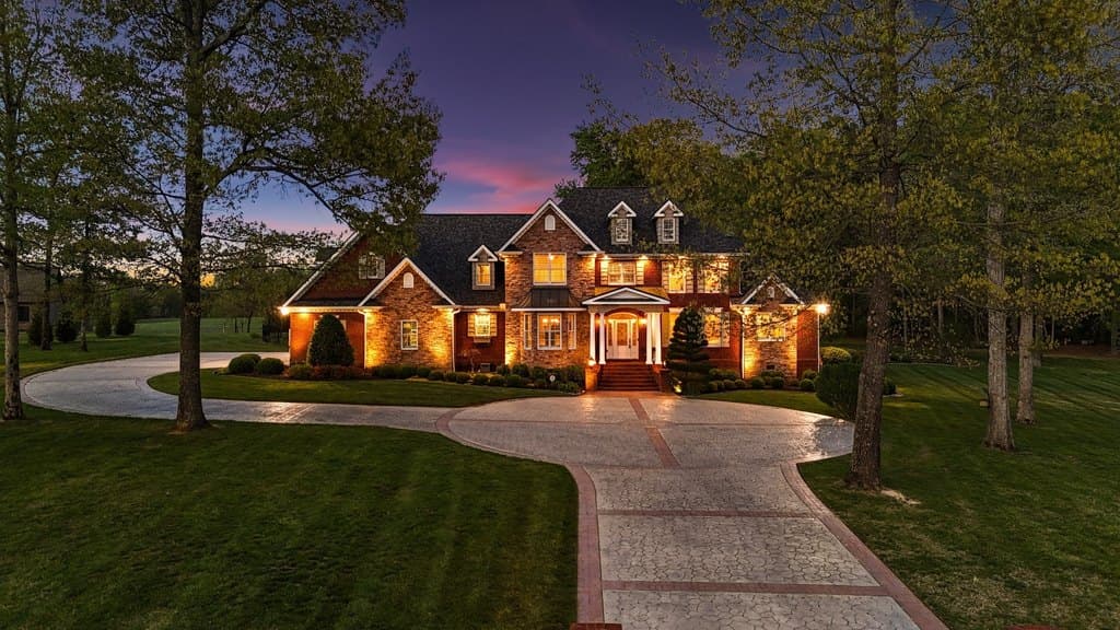 4 bedroom house for sale at 446 Waterford Dr Manchester 37355 - $1,099,900