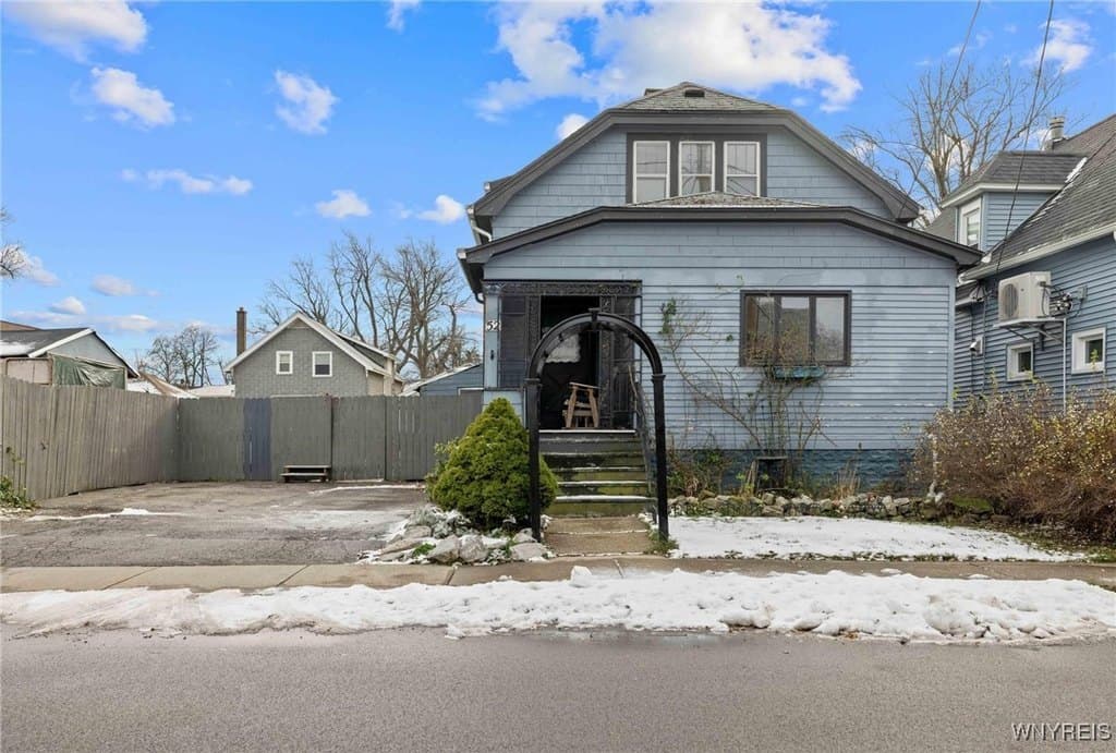 4 bedroom house for sale at 52 Gilbert Ave Blasdell - $184,000