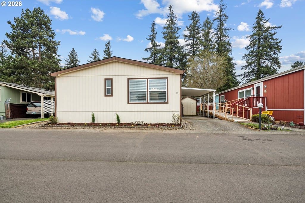 3 bedroom mobile home for sale at 18485 SW Pacific Dr Unit 37 Tualatin 97062 - $85,000