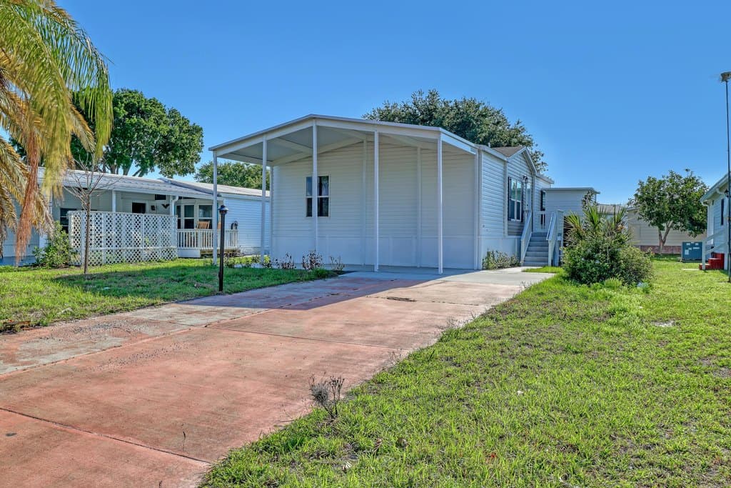 2 bedroom house for sale at 1479 Barefoot Cir Sebastian 32976 - $275,000
