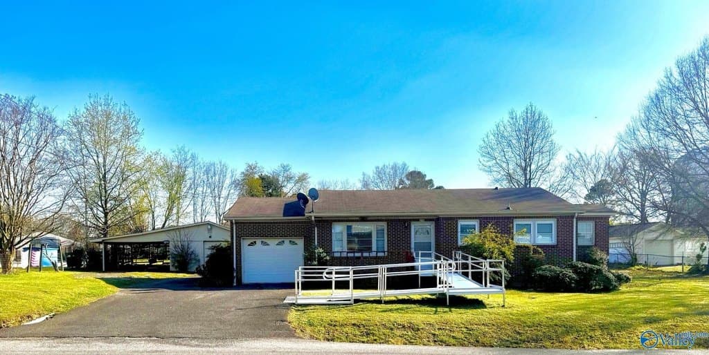 3 bedroom house for sale at 274 Beulah Cut off Rd Albertville - $198,000