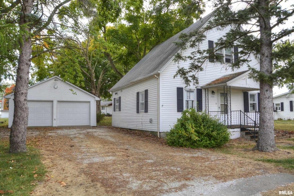 2 bedroom house for sale at 705 W Adams St Blandinsville - $69,900