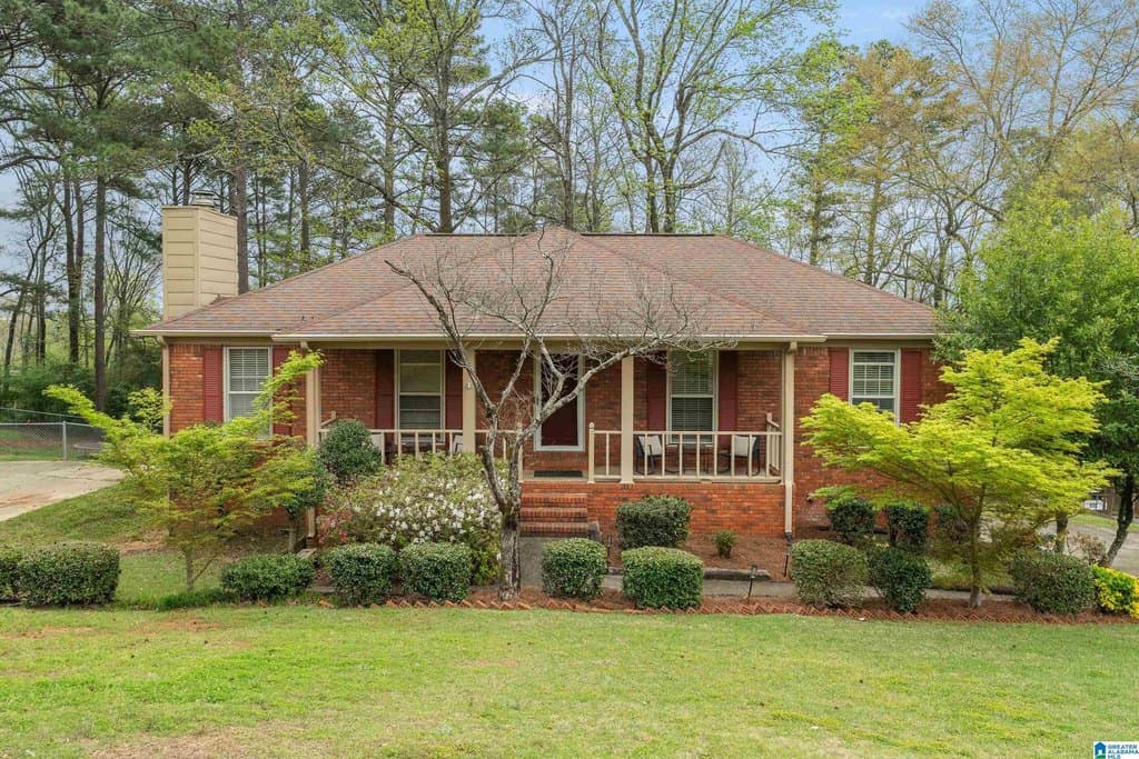 3 bedroom house for sale at 21 Shades Crest Rd Hoover 35226 - $350,000