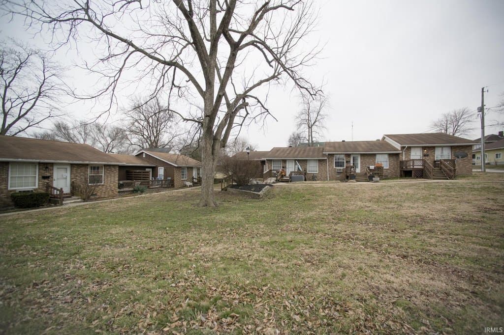 9 bedroom multi-family for sale at 912 N Main St Bicknell - $275,000