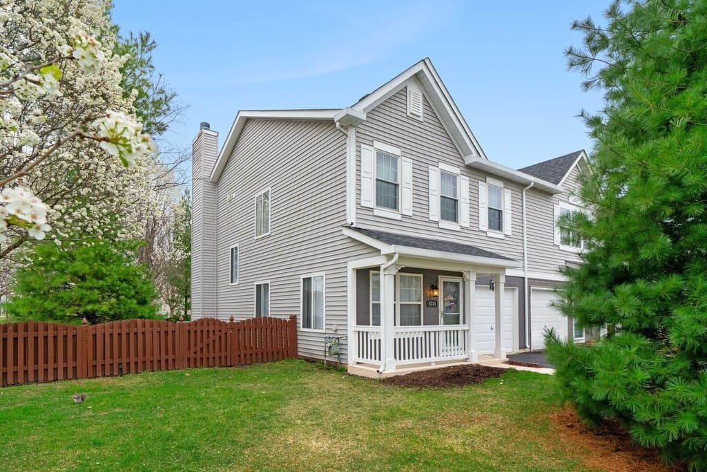 3 bedroom townhouse for sale at 4334 Dillon St Plano 60545 - $292,000