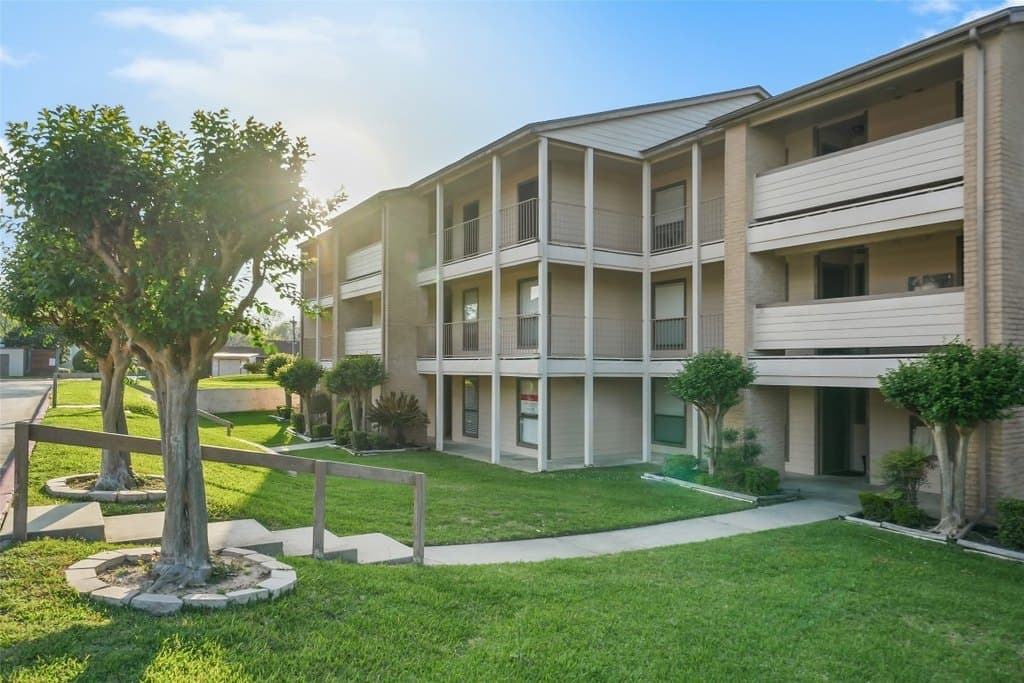 2 bedroom condo for sale at 101 Lakeview Ter Unit D Conroe 77356 - $225,000