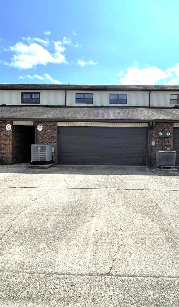 3 bedroom condo townhome rowhome coop for sale at 122 Private Drive 54 Unit B Burlington - $309,000