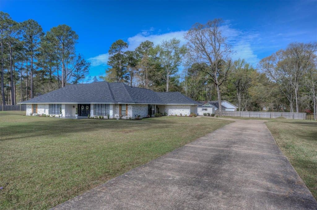 4 bedroom house for sale at 6826 N Club Loop Blanchard - $449,777